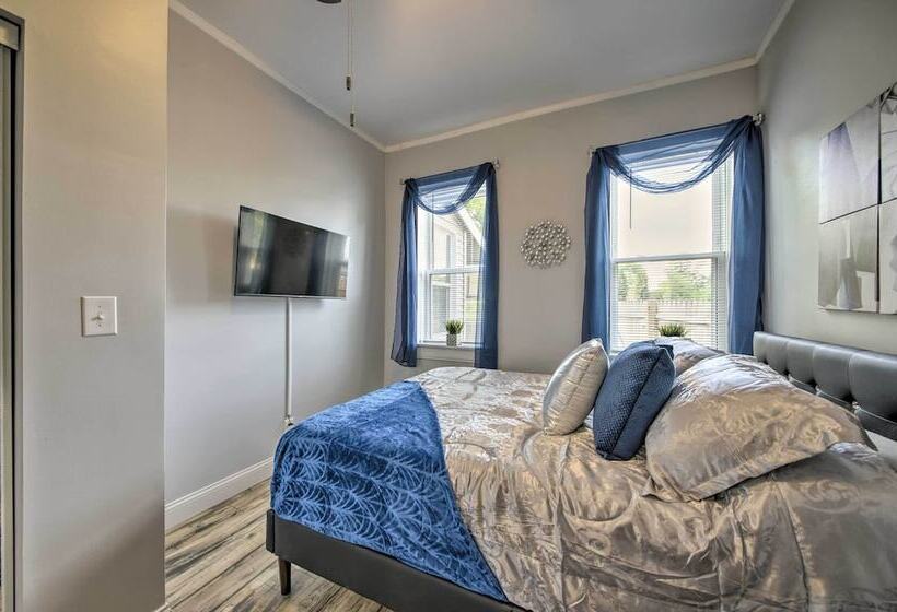 9 Mi To Dtwn: Vibrant St Louis Home!