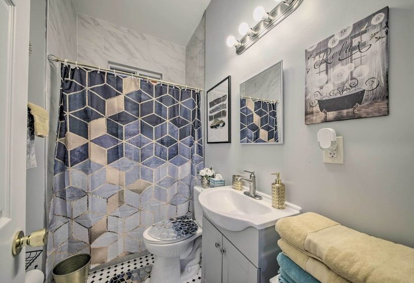 9 Mi To Dtwn: Vibrant St Louis Home!