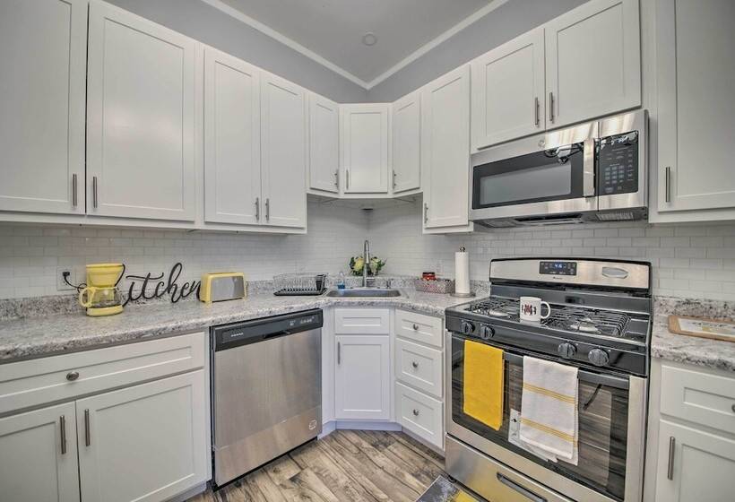 9 Mi To Dtwn: Vibrant St Louis Home!