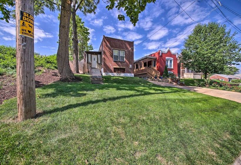 9 Mi To Dtwn: Vibrant St Louis Home!