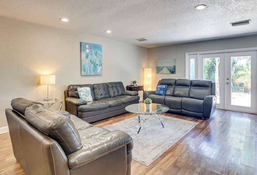 Waterfront Gem W/ Pool, Dock & Lanai In Tampa!