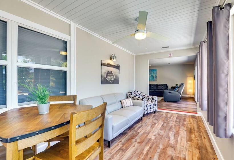 Waterfront Gem W/ Pool, Dock & Lanai In Tampa!