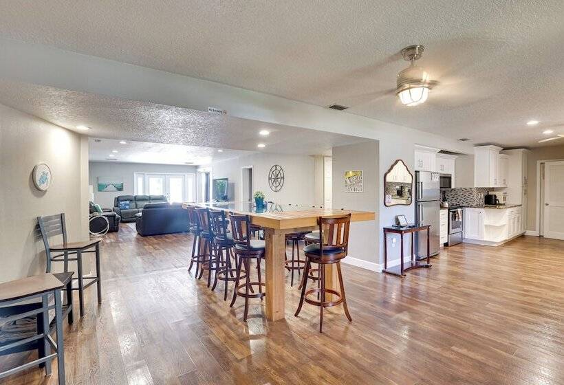 Waterfront Gem W/ Pool, Dock & Lanai In Tampa!