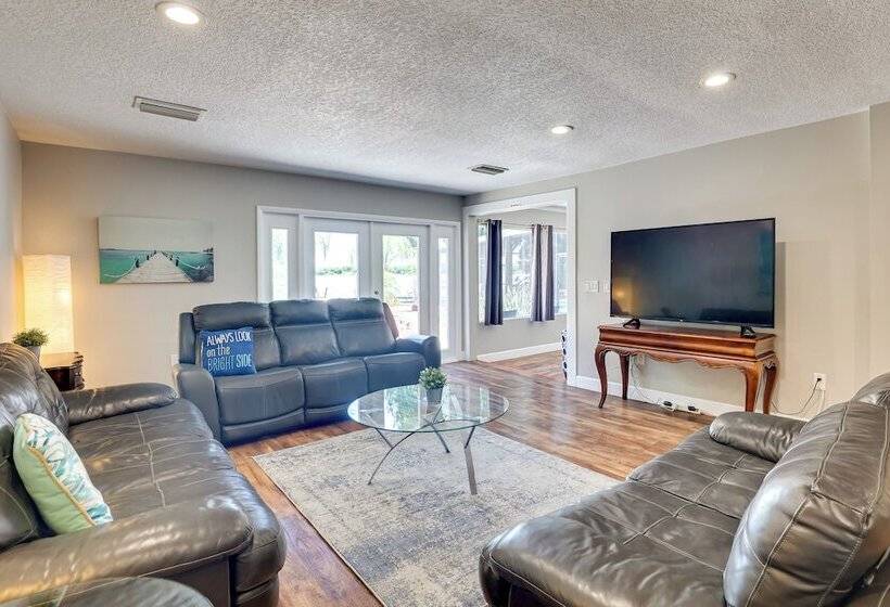 Waterfront Gem W/ Pool, Dock & Lanai In Tampa!