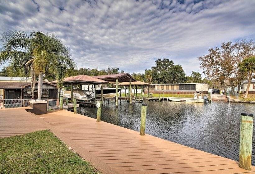 Waterfront Homosassa Home W/ Private Dock & Deck!