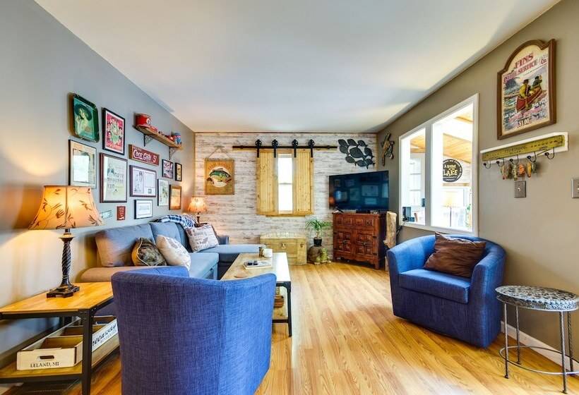 Waterfront Ozarks Home W/ Hot Tub, Bar & Dock