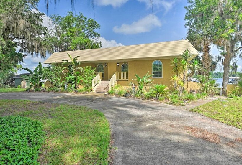 Waterfront Welaka Escape W/ Private Docks!
