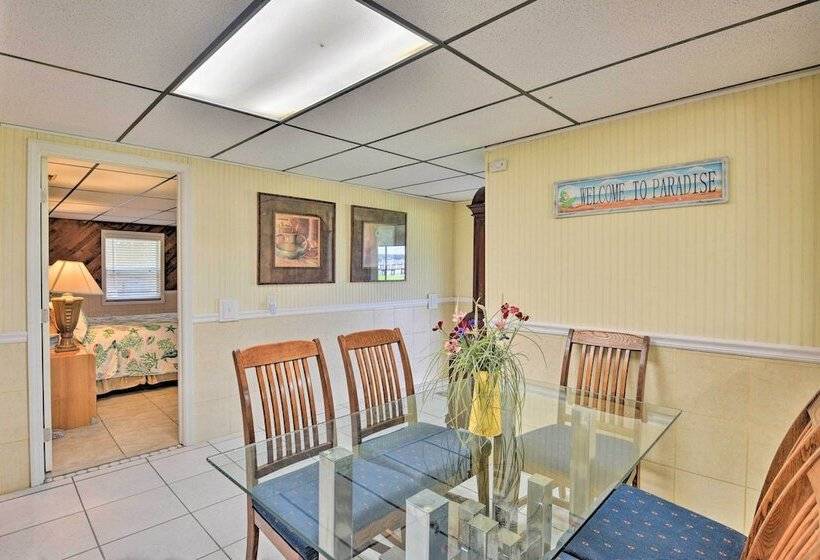 Waterfront Welaka Escape W/ Private Docks!