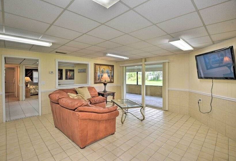 Waterfront Welaka Escape W/ Private Docks!