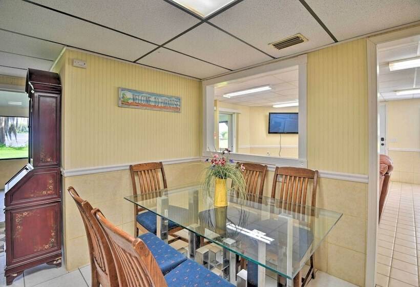 Waterfront Welaka Escape W/ Private Docks!