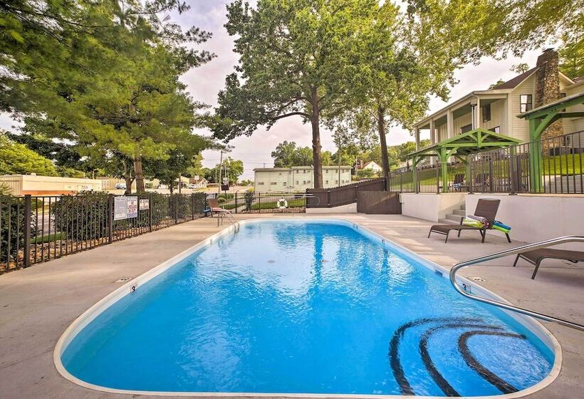 Welcoming Downtown Branson Cottage W/ Pool Access!