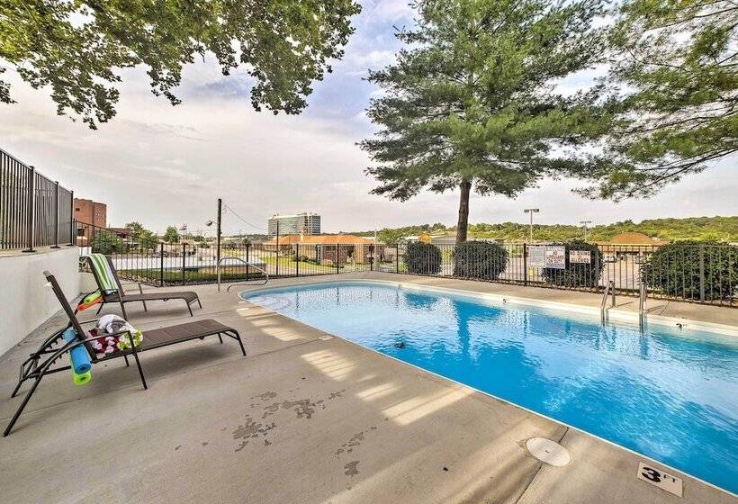 Welcoming Downtown Branson Cottage W/ Pool Access!