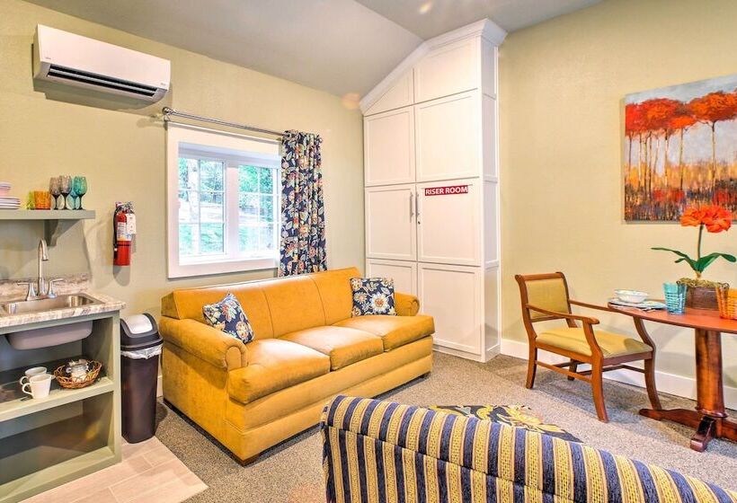 Welcoming Downtown Branson Cottage W/ Pool Access!