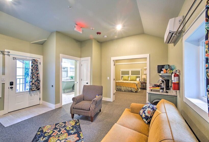 Welcoming Downtown Branson Cottage W/ Pool Access!