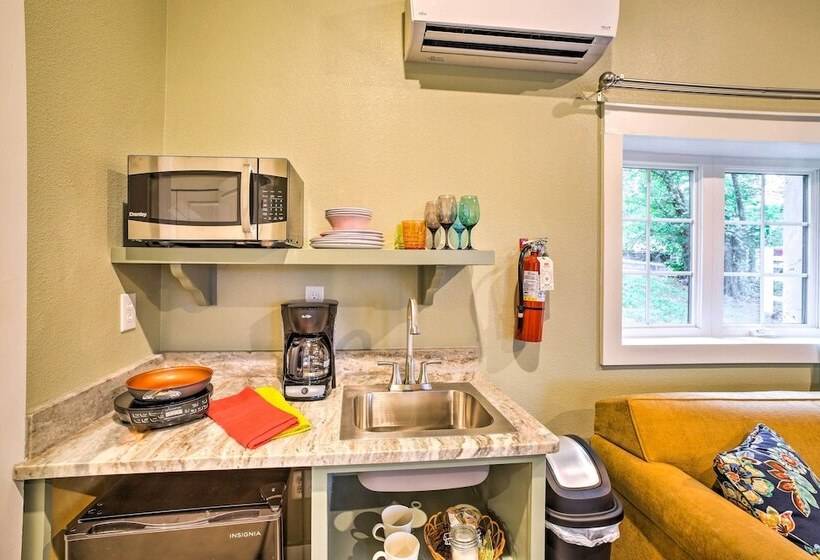 Welcoming Downtown Branson Cottage W/ Pool Access!