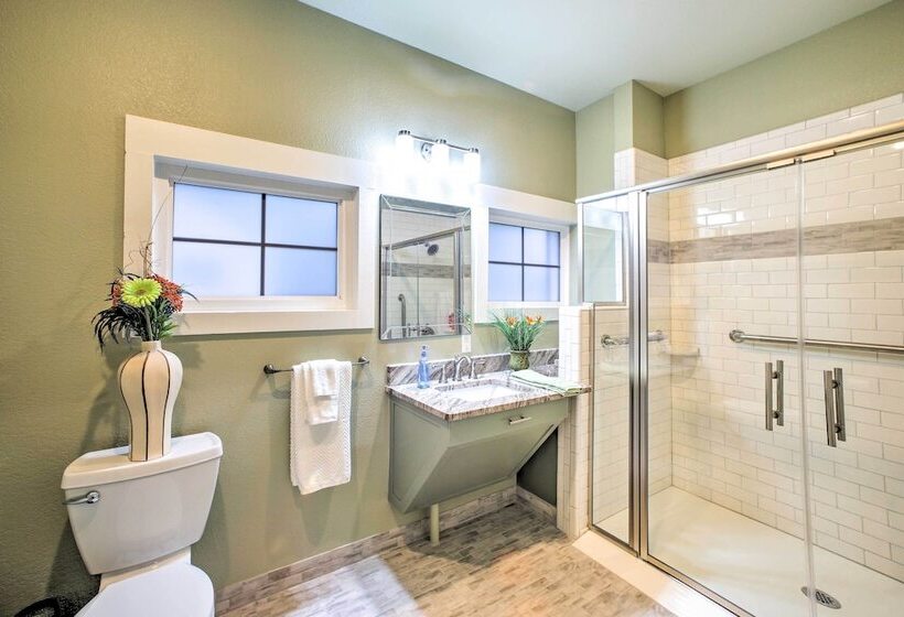 Welcoming Downtown Branson Cottage W/ Pool Access!