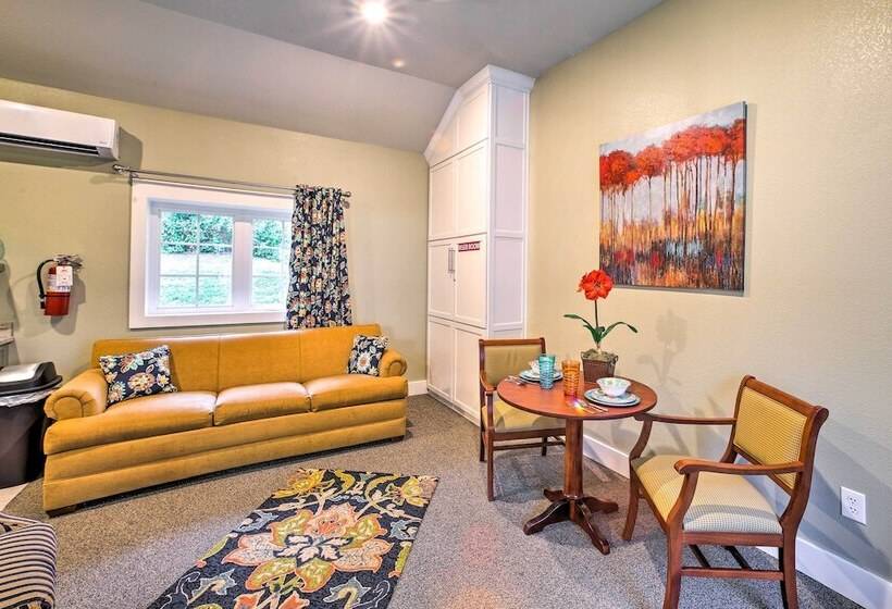 Welcoming Downtown Branson Cottage W/ Pool Access!