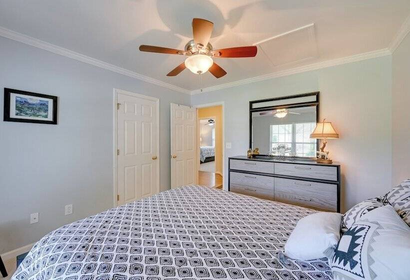 Family Home W/ Pool ~ 11 Mi To Greensboro