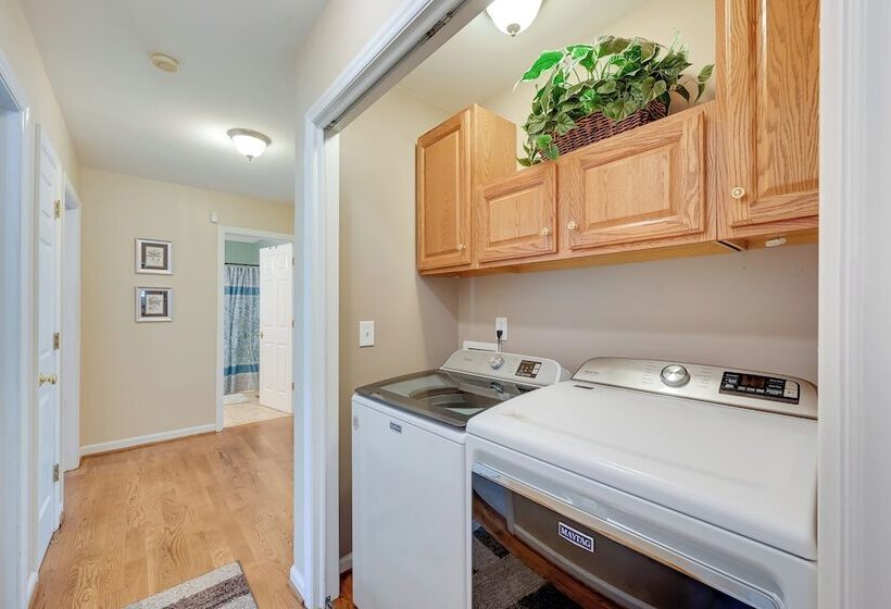 Family Home W/ Pool ~ 11 Mi To Greensboro