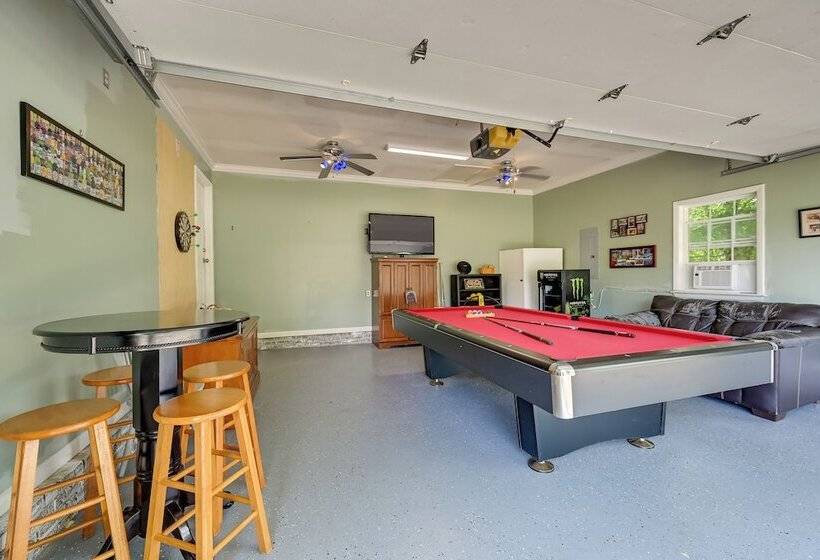 Family Home W/ Pool ~ 11 Mi To Greensboro