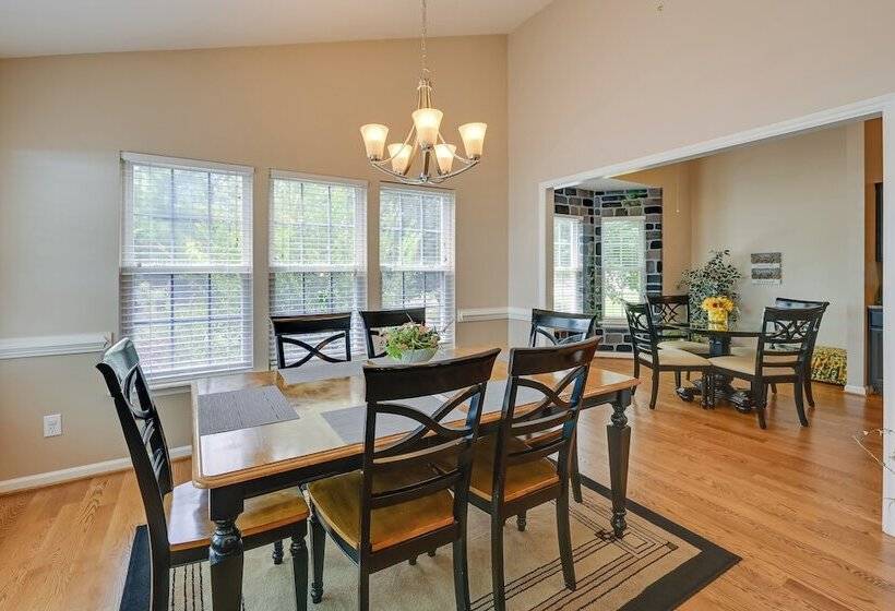 Family Home W/ Pool ~ 11 Mi To Greensboro