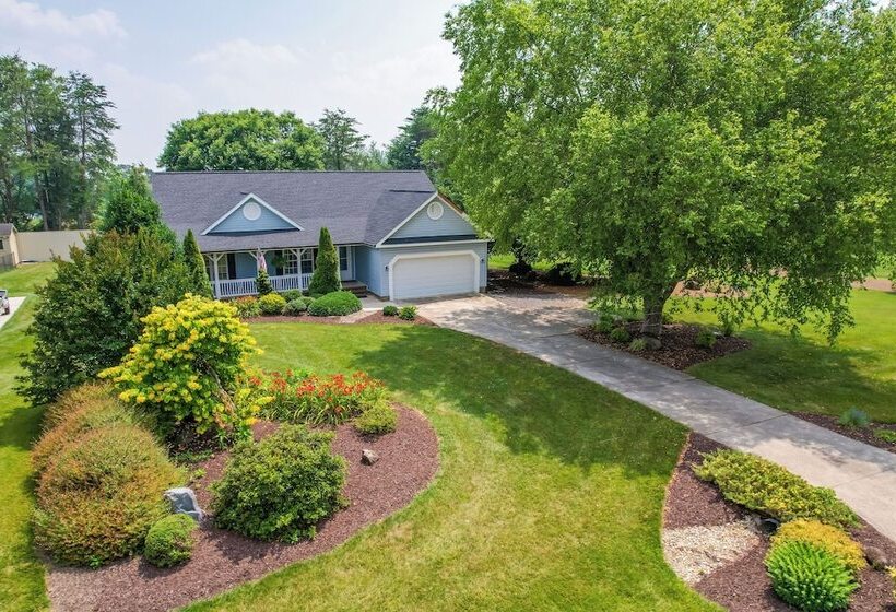 Family Home W/ Pool ~ 11 Mi To Greensboro