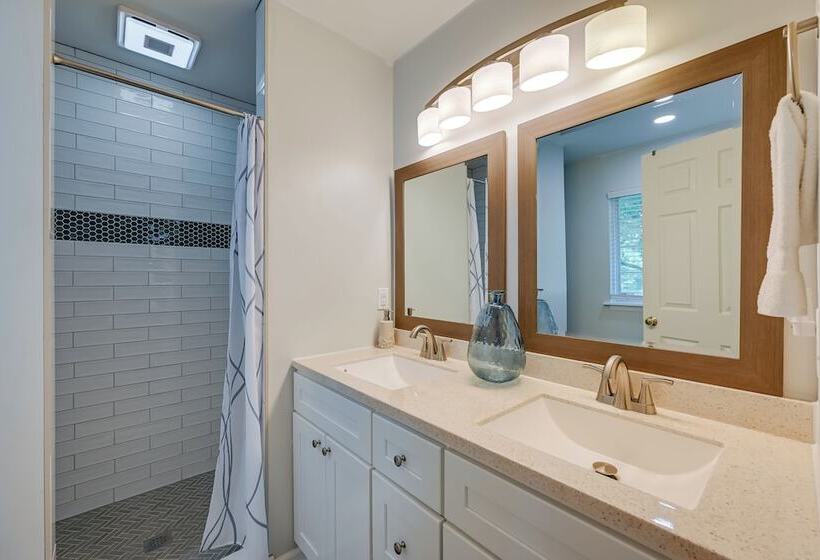 Family Home W/ Pool ~ 11 Mi To Greensboro