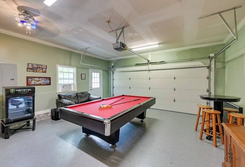 Family Home W/ Pool ~ 11 Mi To Greensboro