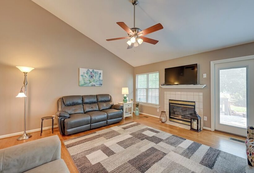 Family Home W/ Pool ~ 11 Mi To Greensboro