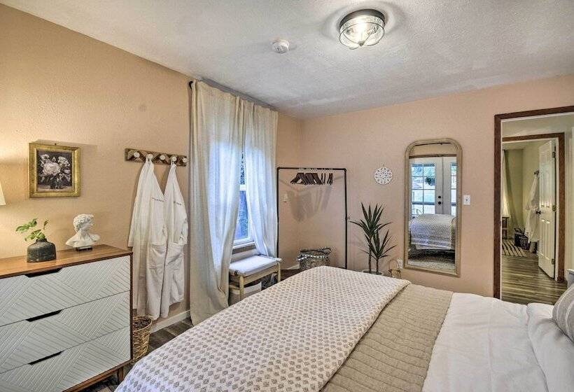 100 Year Old Farmhouse W/ Hot Tub On 5 Acres!