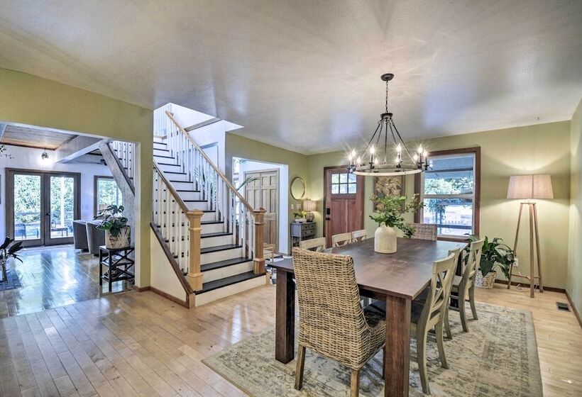 100 Year Old Farmhouse W/ Hot Tub On 5 Acres!