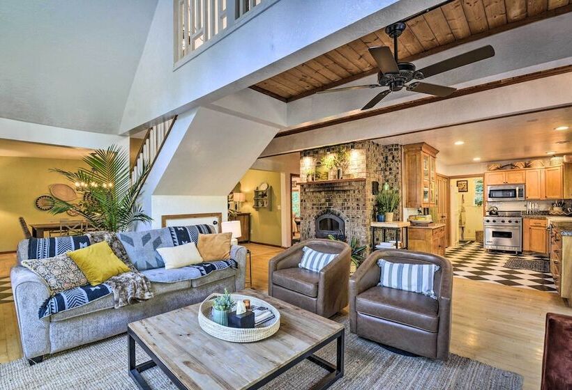 100 Year Old Farmhouse W/ Hot Tub On 5 Acres!