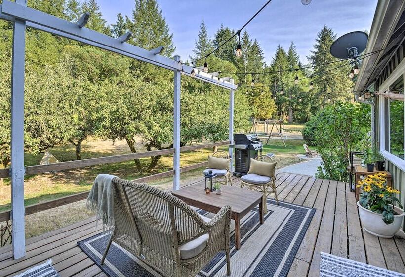 100 Year Old Farmhouse W/ Hot Tub On 5 Acres!