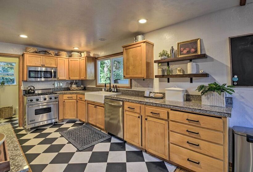 100 Year Old Farmhouse W/ Hot Tub On 5 Acres!