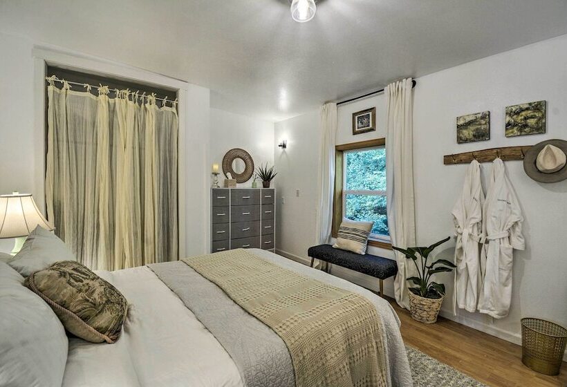 100 Year Old Farmhouse W/ Hot Tub On 5 Acres!