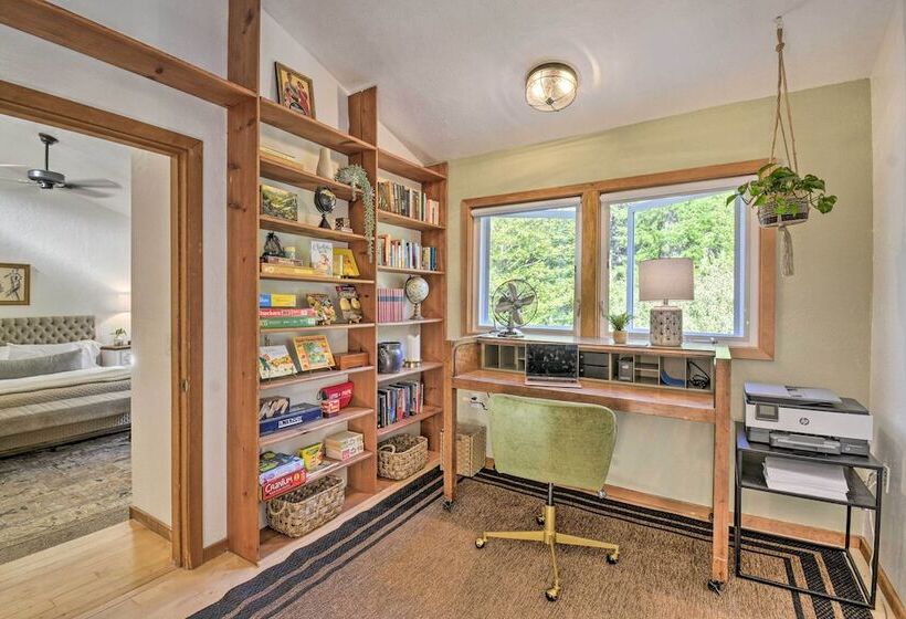 100 Year Old Farmhouse W/ Hot Tub On 5 Acres!