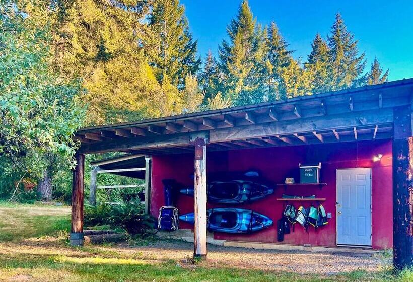 100 Year Old Farmhouse W/ Hot Tub On 5 Acres!