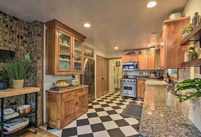 100 Year Old Farmhouse W/ Hot Tub On 5 Acres!