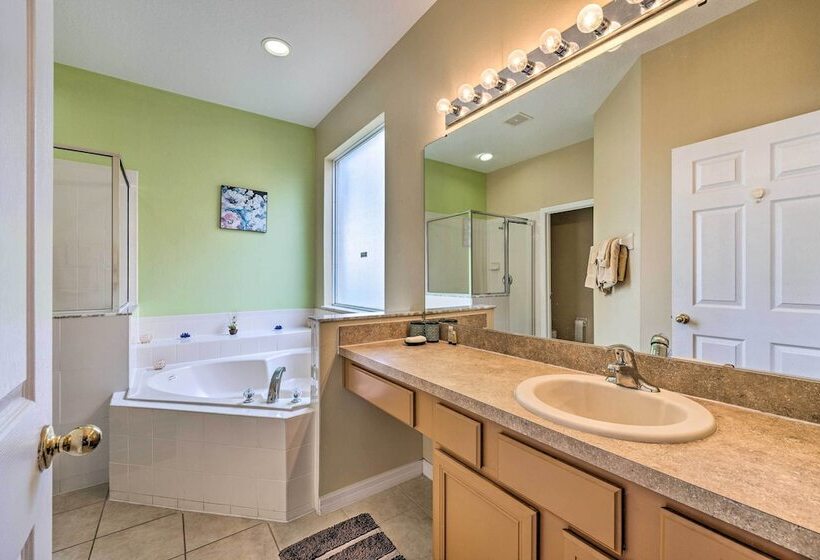 Spacious Family Home W/ Spa In Davenport!