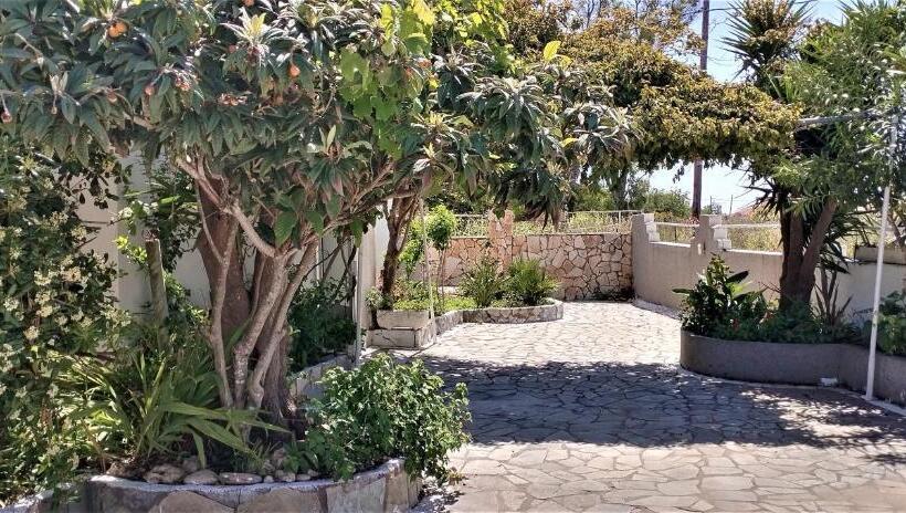 הוסטל Eleni Apartments Sant George Beach