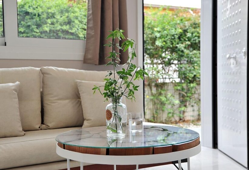 Alekos Luxury Suites Free 24h Transportation From   To Airport