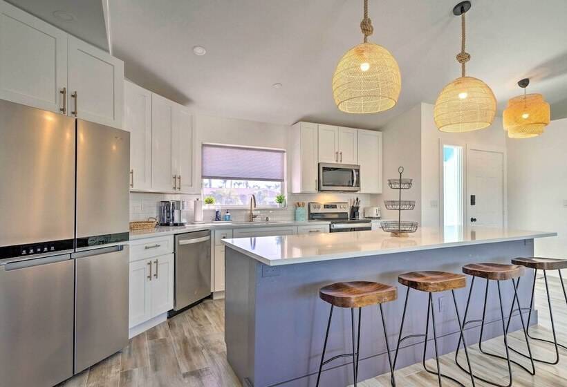 Swim, Fish & Boat: Beachy Home In Cape Coral!