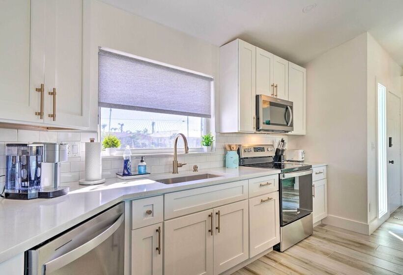 Swim, Fish & Boat: Beachy Home In Cape Coral!