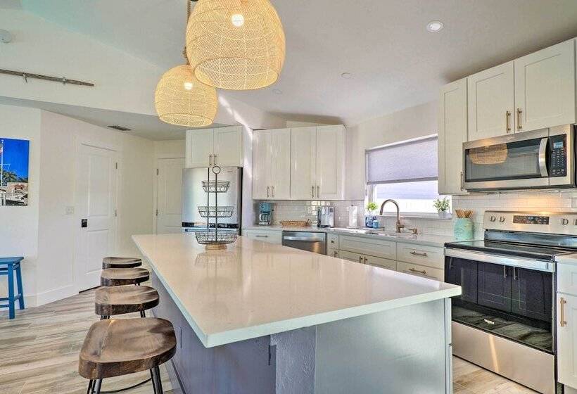 Swim, Fish & Boat: Beachy Home In Cape Coral!