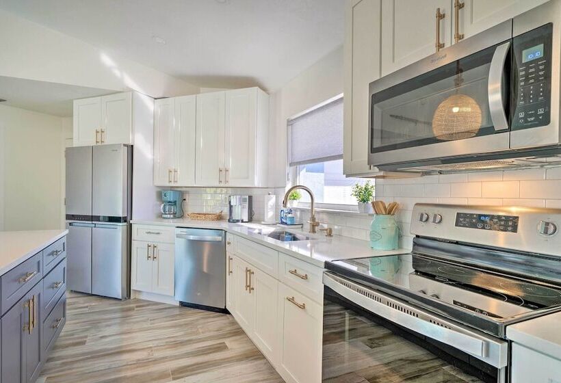 Swim, Fish & Boat: Beachy Home In Cape Coral!