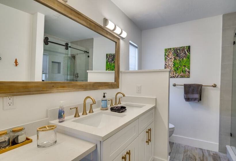 Swim, Fish & Boat: Beachy Home In Cape Coral!