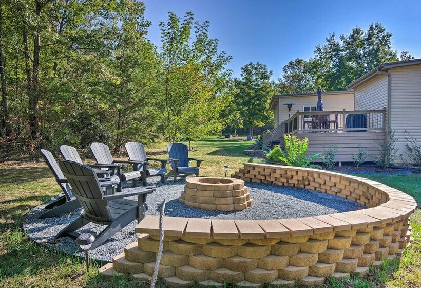 Beautiful Rutherfordton Retreat W/ Fire Pit!