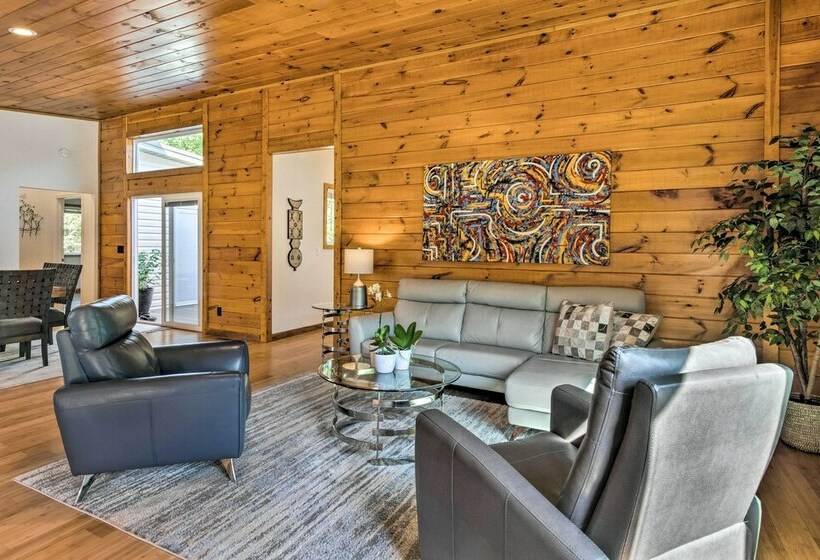 Beautiful Rutherfordton Retreat W/ Fire Pit!