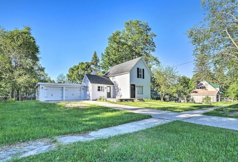 Bellaire Home W/ Yard ~ 4 Miles To Torch Lake
