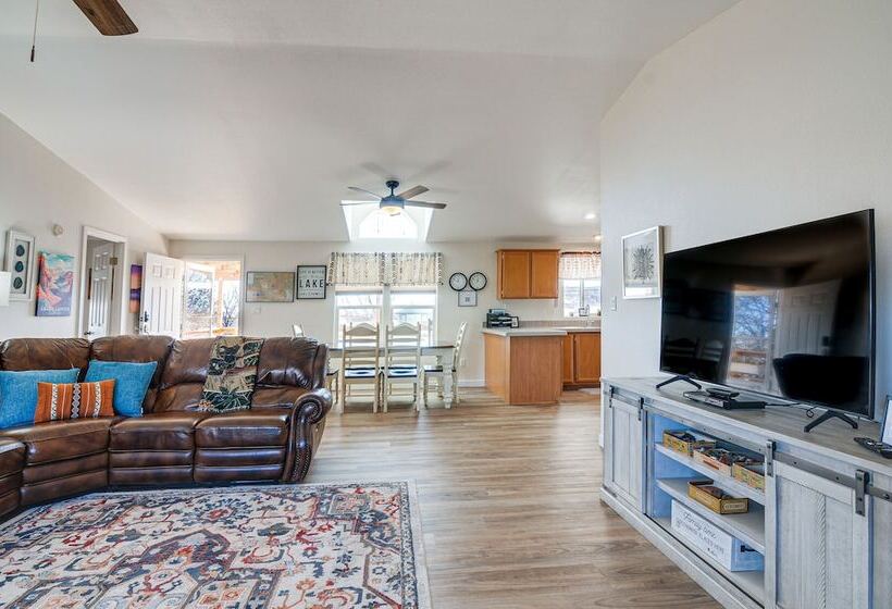 Big Water Home W/ Deck ~ 13 Mi To Lake Powell!